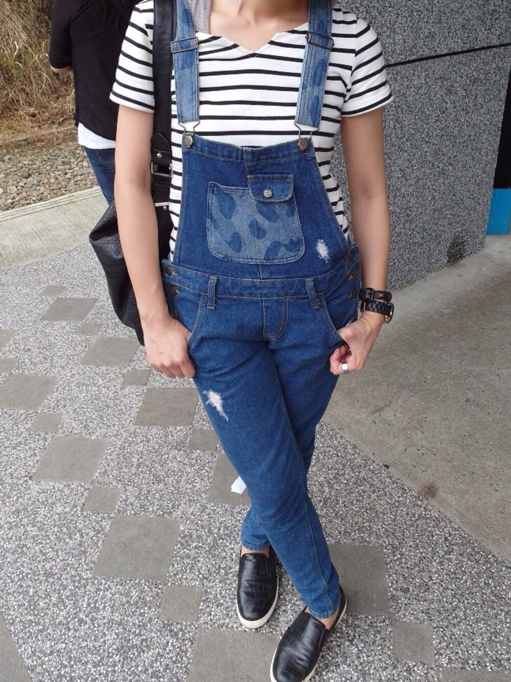 「gallus trousers」｜「ZARAのアイテム（ショルダーバッグ、ブラック系）」を使った、Ellenさん（レディース・165cm）の夏コーディネートの1枚目の写真