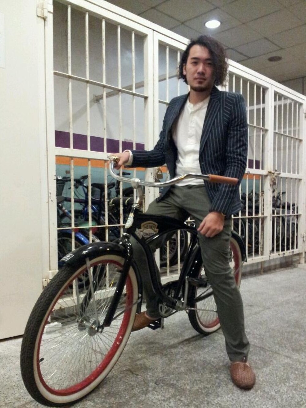 「INITIALSのアイテム（テーラードジャケット、ブルー系）」を使った、shermakさん（メンズ・180cm）の夏コーディネートの1枚目の写真
