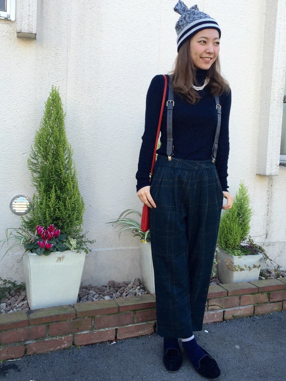 ブラック系のその他シューズ、その他のソックス/靴下、ブルー系のニットキャップ/ビーニーを着用したレディースの冬コーディネートの1枚目の写真