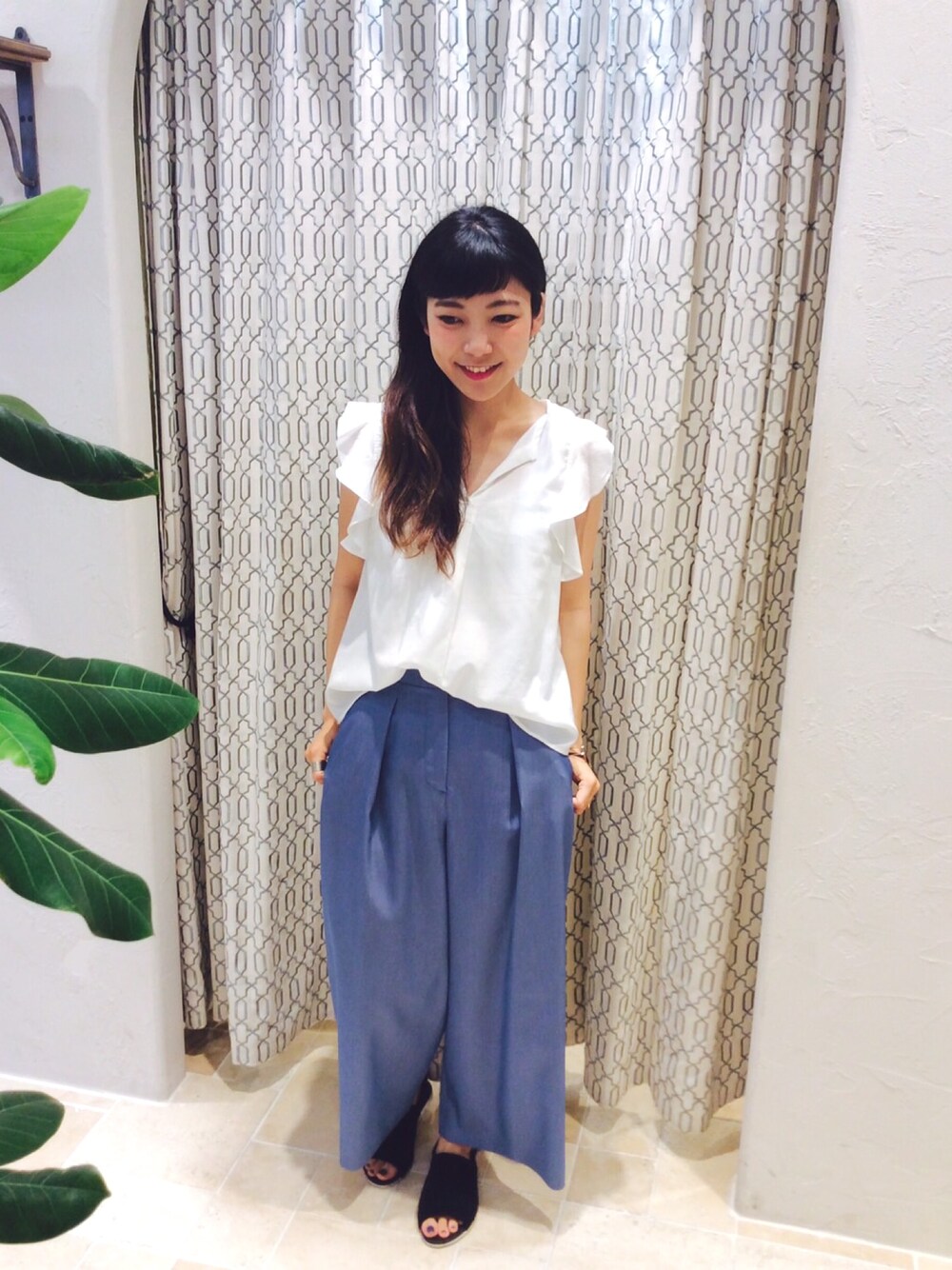 ホワイト系のシャツ/ブラウス、ブラック系のサンダルを着用したレディースの夏コーディネートの1枚目の写真