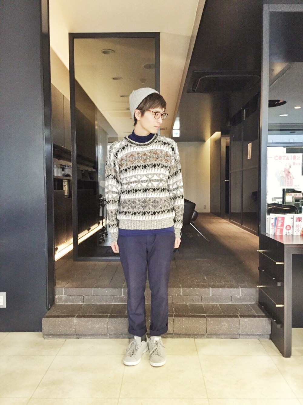 ブルー系のその他パンツ、グレー系のスニーカー、ベージュ系のニット/セーターを着用したメンズの冬コーディネートの1枚目の写真