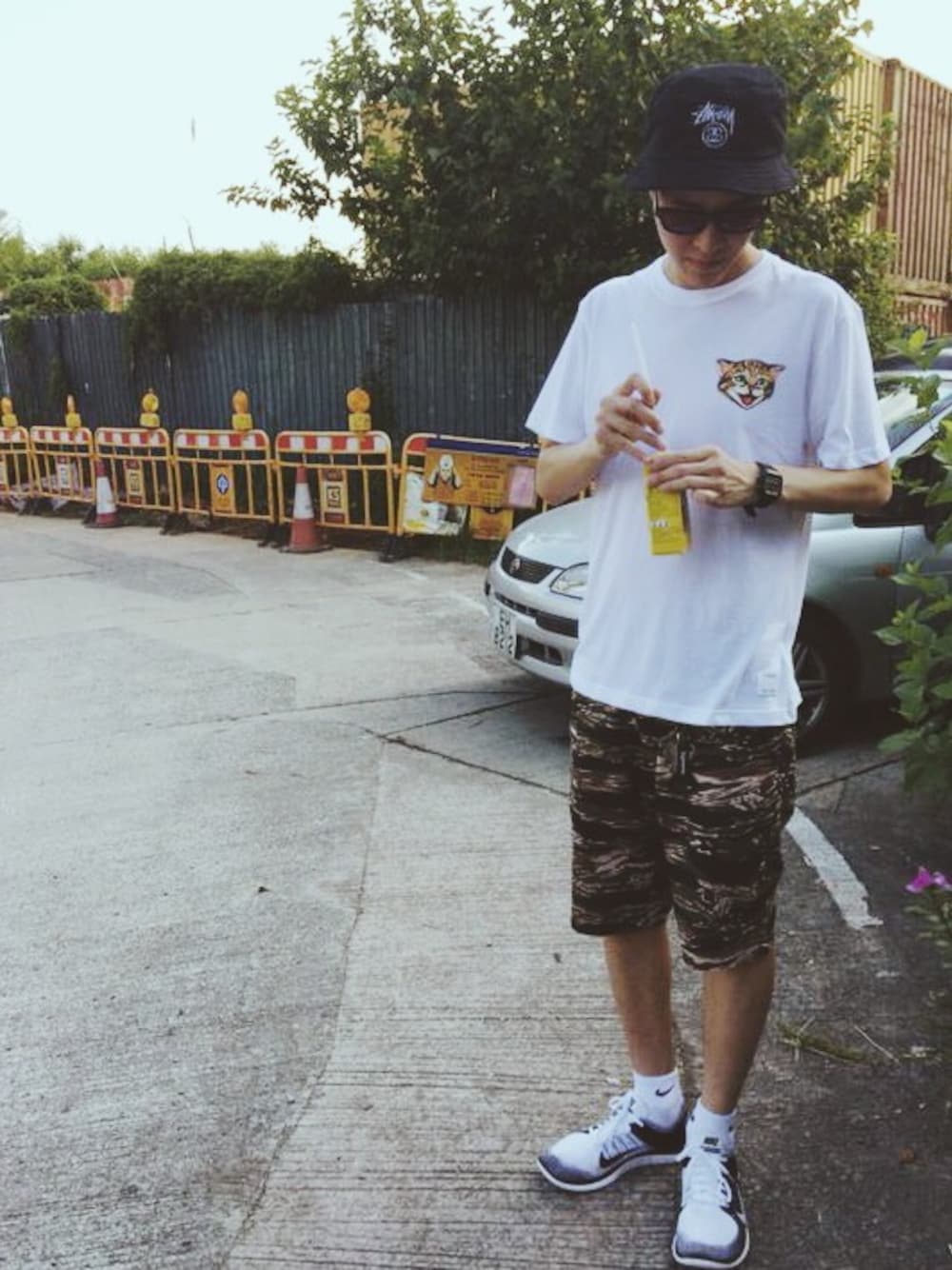 「NIKE、nike sb 、stussy、LOWRYS FARM、NEIGHBORHOOD、hk、FLYKNIT、BUCKET HAT」｜「NIKE SBのNike sb tee（Tシャツ/カットソー、ホワイト系）」を使った、M.NGOHANGさん（メンズ・182cm）の夏コーディネートの1枚目の写真