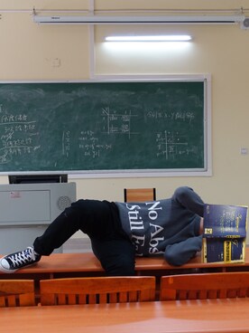 「yyyのアイテム（ニット/セーター、グレー系）」を使った、TLさん（メンズ・175cm）の秋コーディネート