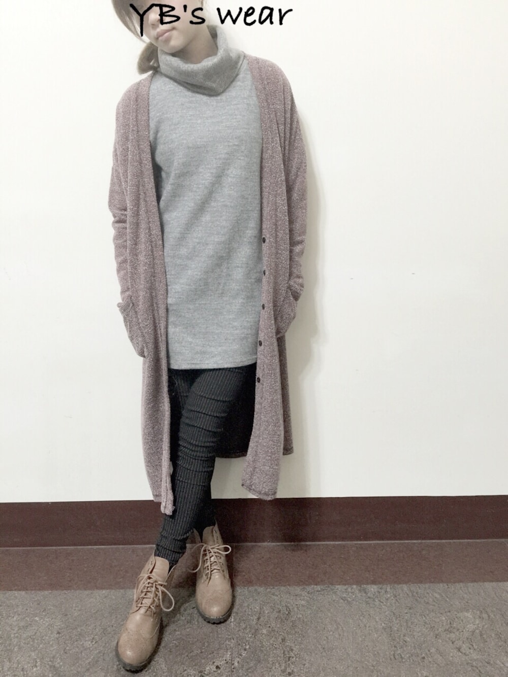 レッド系のアンサンブル、グレー系のTシャツ/カットソー、ブラック系のチノパンツを着用したレディースの春コーディネートの1枚目の写真