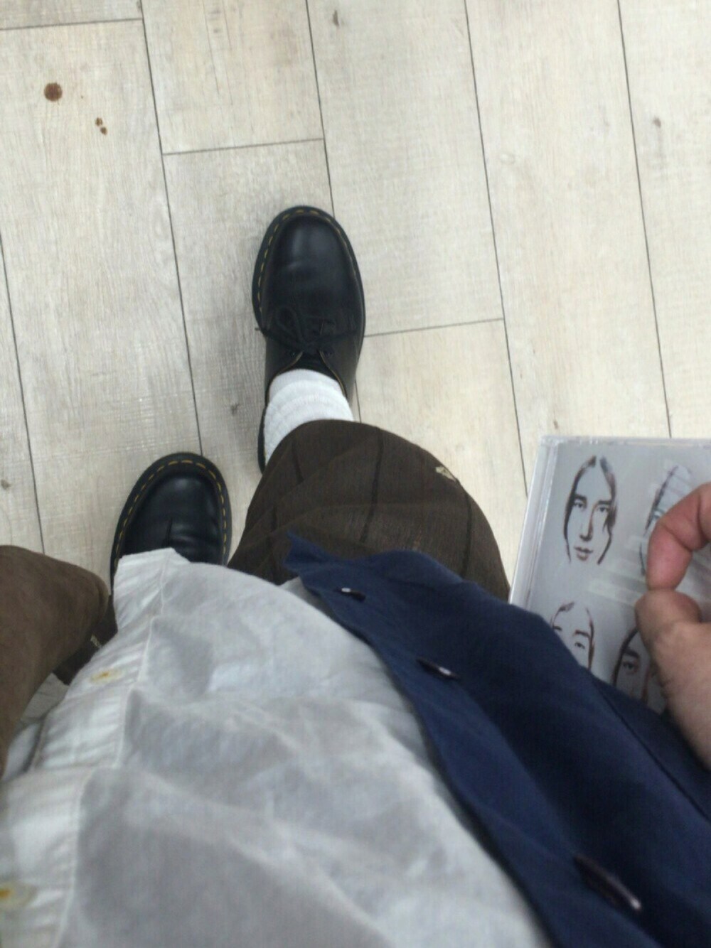 「TSUTAYAにて、雨の日」｜「Dr. Martensの【Dr.Martens/ドクターマーチン】3-EYE シューズ#（その他シューズ、ブラック系）」を使った、mahoさん（レディース・154cm）の春コーディネートの1枚目の写真