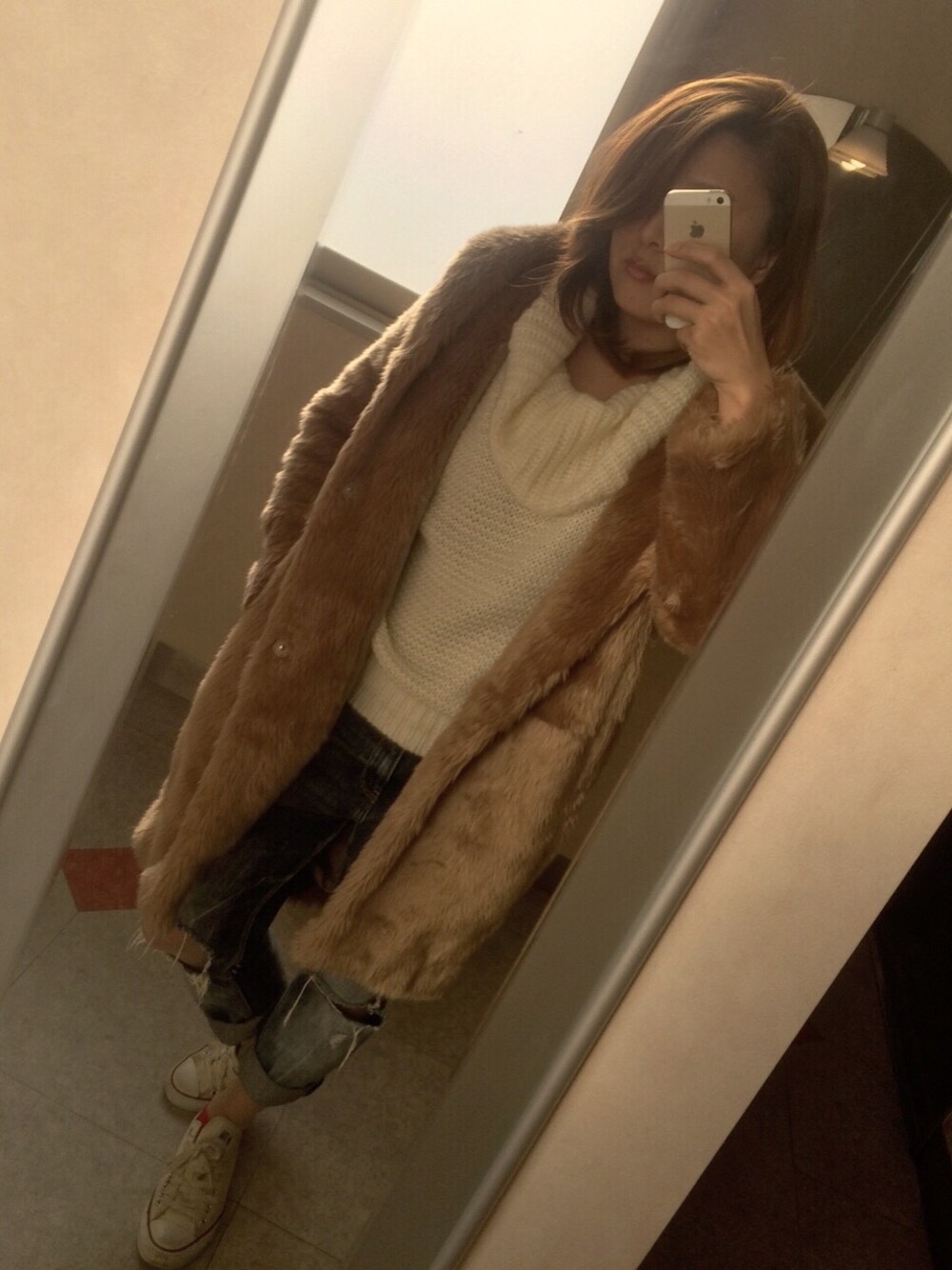 「ファーコート、タートルネック、denim、converse」｜「CONVERSEのアイテム（スニーカー、ベージュ系）」を使った、AYKさん（レディース・155cm）の冬コーディネートの1枚目の写真