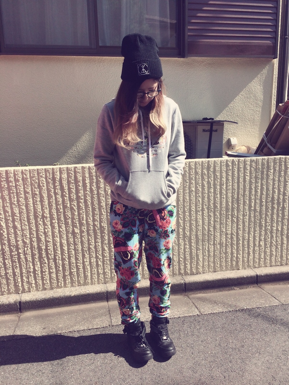 「JOYRICH、TOPSHOP、adidas、パーカー、黒ぶちメガネ、ニット帽、NIKE AIR FORCE、自転車スタイル」｜「TOPSHOPのアイテム（パーカー、グレー系）」を使った、appiさん（レディース・164cm）の秋コーディネートの1枚目の写真