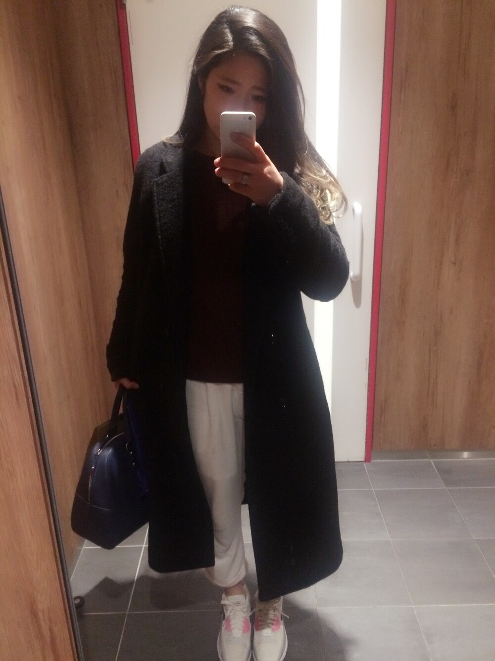 「マイケルコース、MichaelKors、moussy、チェスターコート、NIKE AIR MAX、クロップドパンツ、ハンドバッグ、earth music&ecology、Heather、NIKE」｜「MOUSSYのWOOL-BLEND DOUBLE BREASTED CT（その他アウター、ブラック系）」を使った、appiさん（レディース・163cm）の冬コーディネートの1枚目の写真