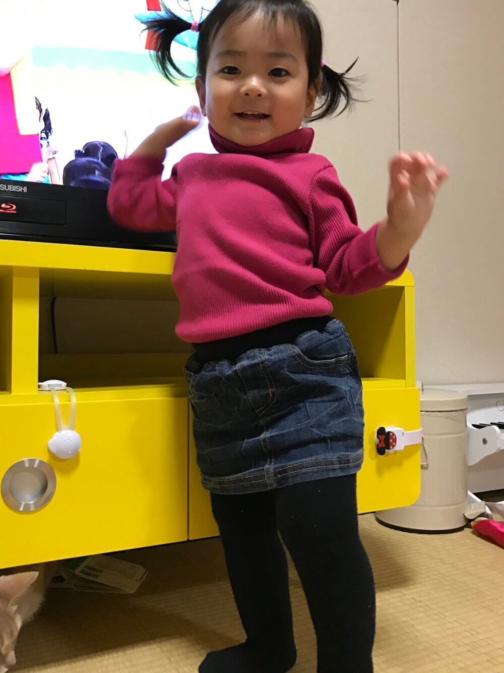 「カジュアル、シンプルコーデ、子どもコーデ、1才、ハイネックニット、ピンク×デニム、ハートポケット」｜「BOBSONのハイネックトップス（ニット/セーター、ピンク系）」を使った、yukkii27さん（レディース・161cm）の秋コーディネートの1枚目の写真
