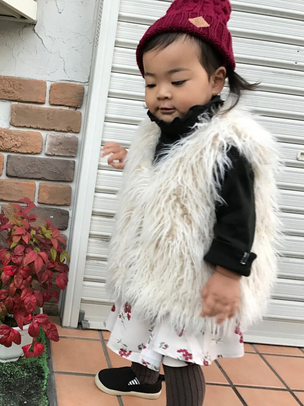 「ファーベスト、花柄スカート、ニット帽、petit main、1才、子どもコーデ」｜「petit mainのケーブル編みニット帽（ニットキャップ/ビーニー、ホワイト系）」を使った、yukkii27さん（レディース・161cm）の秋コーディネートの1枚目の写真