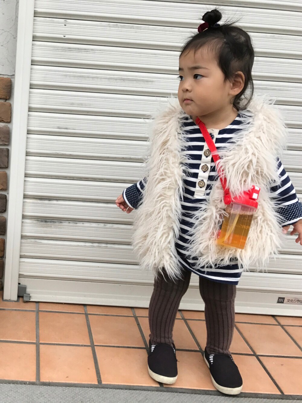 「秋のコーデ、公園スタイル、公園コーデ、子どもコーデ、しまむら、petit main、markey's、ボーダー、ボーダーワンピース、ファーベスト」｜「MARKEY'Sのアイテム（バレッタ/ヘアクリップ、レッド系）」を使った、yukkii27さん（レディース・161cm）の秋コーディネートの1枚目の写真