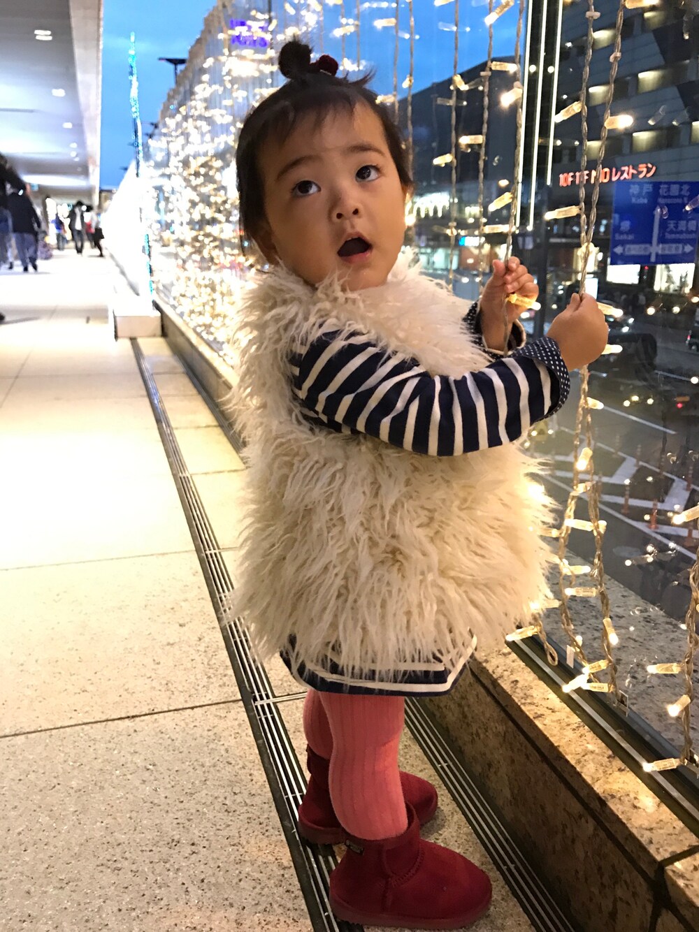 「休日スタイル、プチプラ、ラフ、子どもコーデ、1才、プチプラコーデ、ボーダーワンピース、ファーベスト」｜「petit mainのファーベスト（ベスト、ホワイト系）」を使った、yukkii27さん（レディース・161cm）の秋コーディネートの1枚目の写真