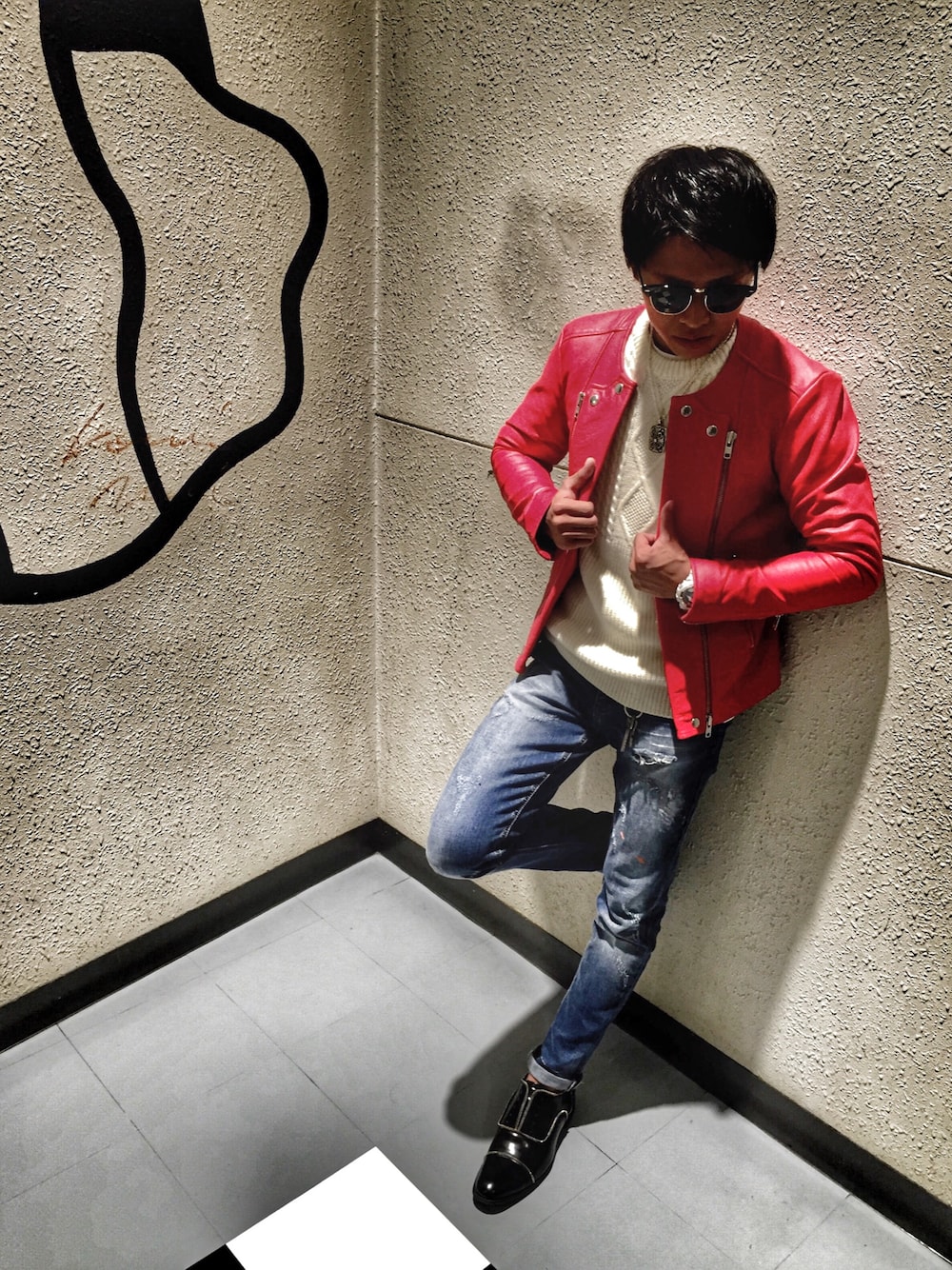 「DOWBL、赤レザー、デニム、ライダース、ストレートチップ、ドレッシー、ニット、クロムハーツ、Chrome Hearts」｜「DOWBLのケーブル切り替えクルーニット（ニット/セーター、ホワイト系）」を使った、TAISEIさん（メンズ・170cm）の秋コーディネートの1枚目の写真