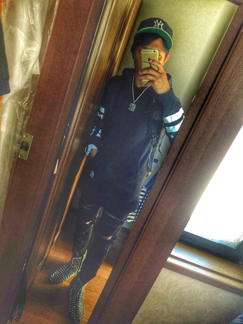 「DOWBL、オールブラック、ブラックストリート、ブラックコーデ、ブラックスタイル、3jsb、EXILE、chromehearts」｜「DOWBLのロングレングスビッグロゴプルパーカー（パーカー、ブラック系）」を使った、TAISEIさん（メンズ・170cm）の秋コーディネートの1枚目の写真