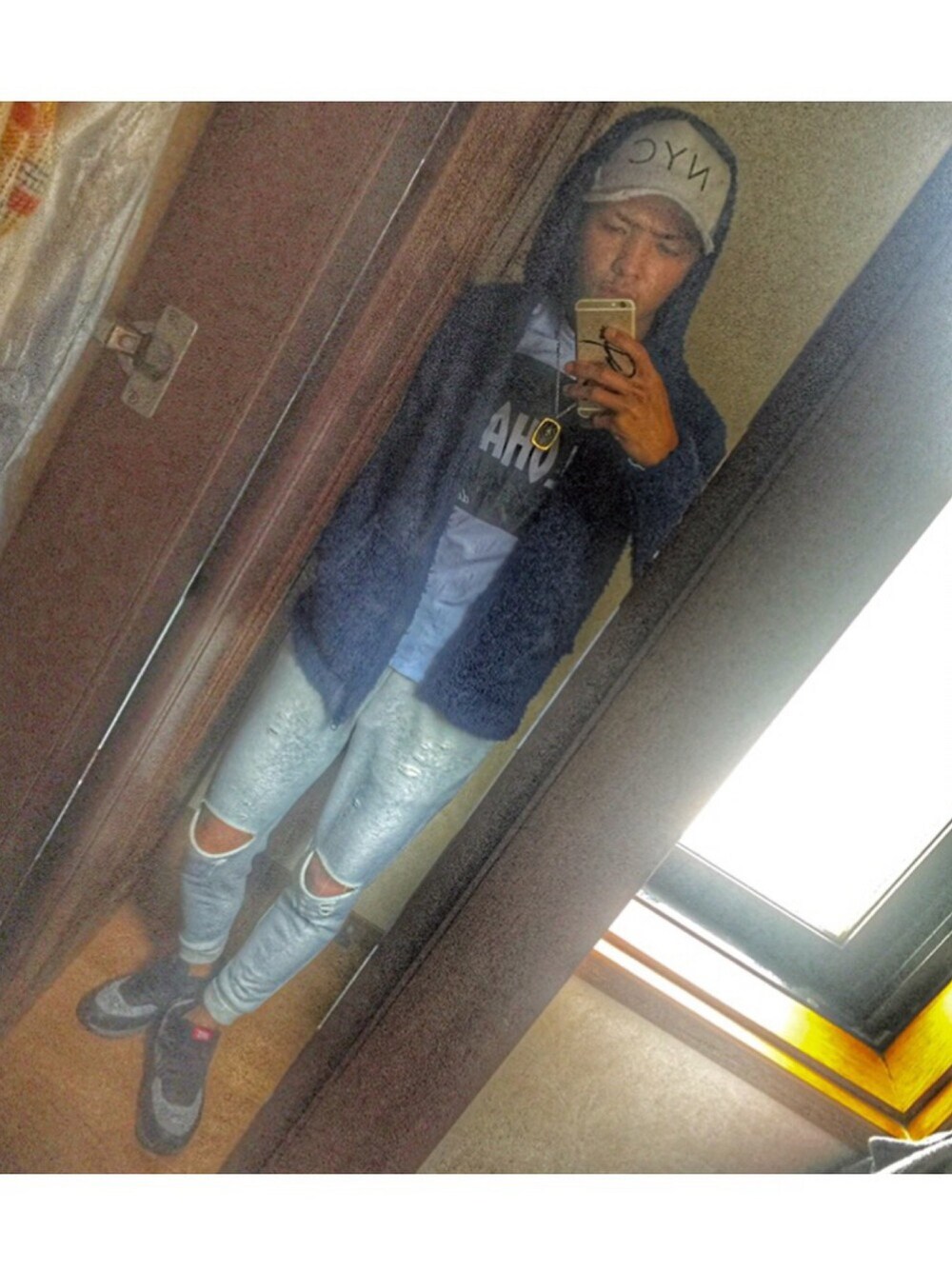 「DOWBL、chromehearts、NEWERA、AIRMAX90、NIKE」｜「DOWBLのスムースニットボアパーカー（トップス、ブルー系）」を使った、TAISEIさん（メンズ・171cm）の冬コーディネートの1枚目の写真