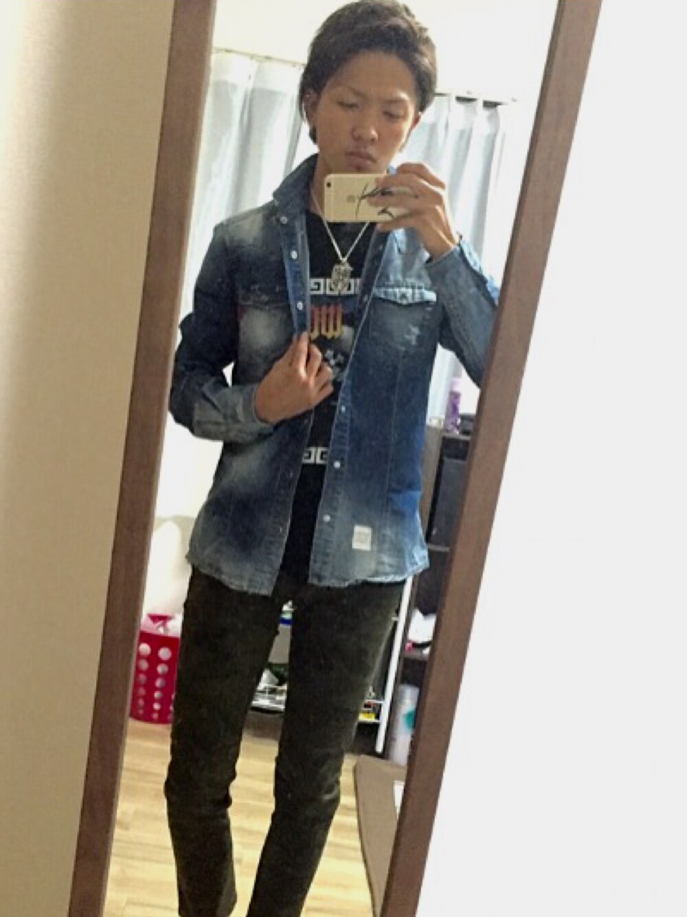 「DOWBL、OFTHENEIGESTYLE」｜「DOWBLのヴィンテージブラストデニムシャツ（シャツ/ブラウス、ブルー系）」を使った、TAISEIさん（メンズ・171cm）の春コーディネートの1枚目の写真