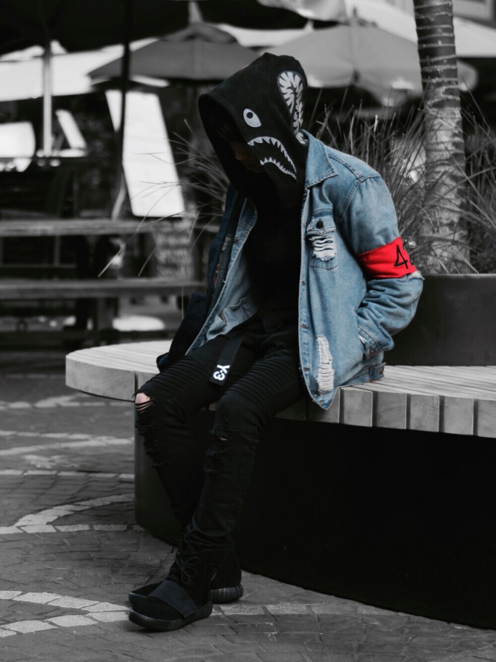 「ストリートMIX、outfit、Bape、yeezy、yeezyboost750、424、休日スタイル、レイヤードスタイル、hypebeast、ストリート」｜「ZARAのアイテム（デニムパンツ、ブラック系）」を使った、SHINYAさん（メンズ・183cm）の秋コーディネートの1枚目の写真