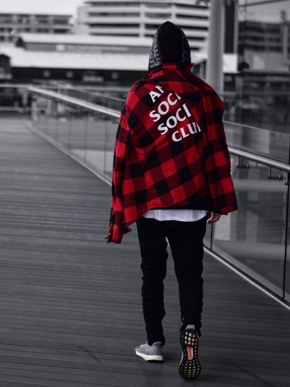 「ウルトラブースト、abathingape、antisocialsocialclub、Bape、street、ストリートカジュアル、ストリート、hypebeast、ロング丈、スニーカー」｜「ANTI SOCIAL SOCIAL CLUBのアイテム（シャツ/ブラウス、レッド系）」を使った、SHINYAさん（メンズ・183cm）の秋コーディネートの1枚目の写真