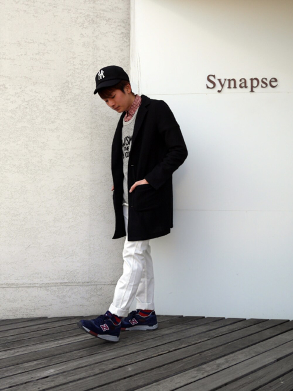 ブルー系のスニーカー、ブラック系のその他アウター、ベージュ系のTシャツ/カットソーを着用したメンズの冬コーディネートの1枚目の写真