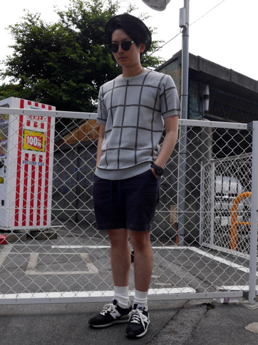 パープル系のその他パンツ、ブラック系のスニーカー、ブラック系のサングラスを着用したメンズの夏コーディネートの1枚目の写真