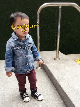 「アイテム（デニムパンツ、レッド系）」を使った、Howard & Shawnさん（キッズ・80cm）の冬コーディネート