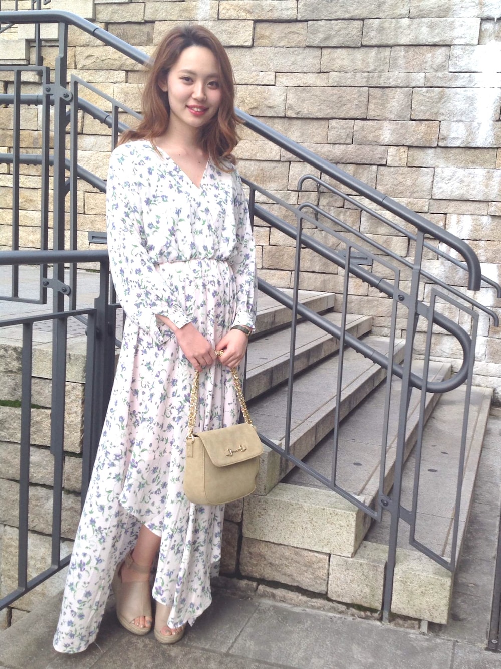 ベージュ系のショルダーバッグ、ベージュ系のサンダルを着用したレディースの春コーディネートの1枚目の写真