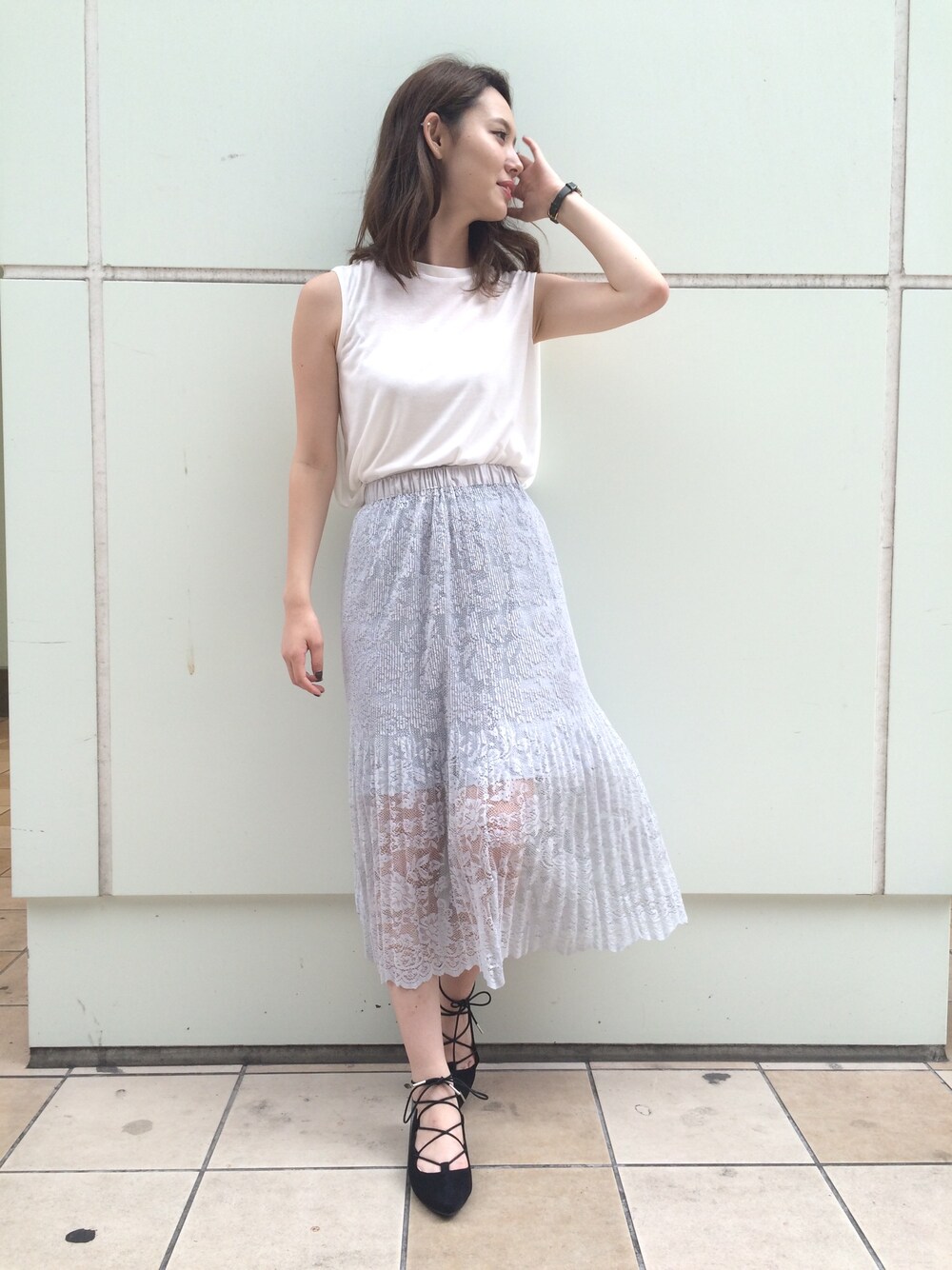 「大人カジュアル、プチプラ、サンダル、カジュアル、花柄、レース、ホワイト」｜「ChicoのノースリTシャツ＆レースキャミソールセット（キャミソール、ブラック系）」を使った、shioriさん（レディース・163cm）の夏コーディネートの1枚目の写真
