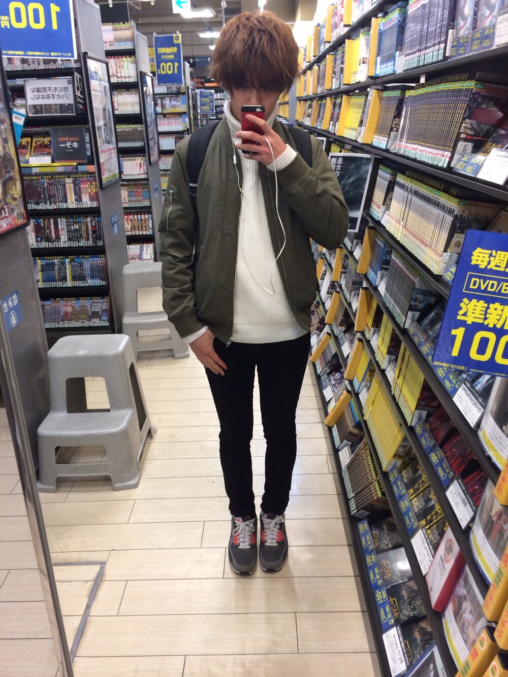 「タートルネック、白ニット、ブルゾン、MA-1、黒スキニー、カーキ、ナイキ、スニーカー、エアマックス、MARC BY MARC JACOBS」｜「NIKEのアイテム（スニーカー、ブラック系）」を使った、satoshiさん（メンズ・175cm）の冬コーディネートの1枚目の写真