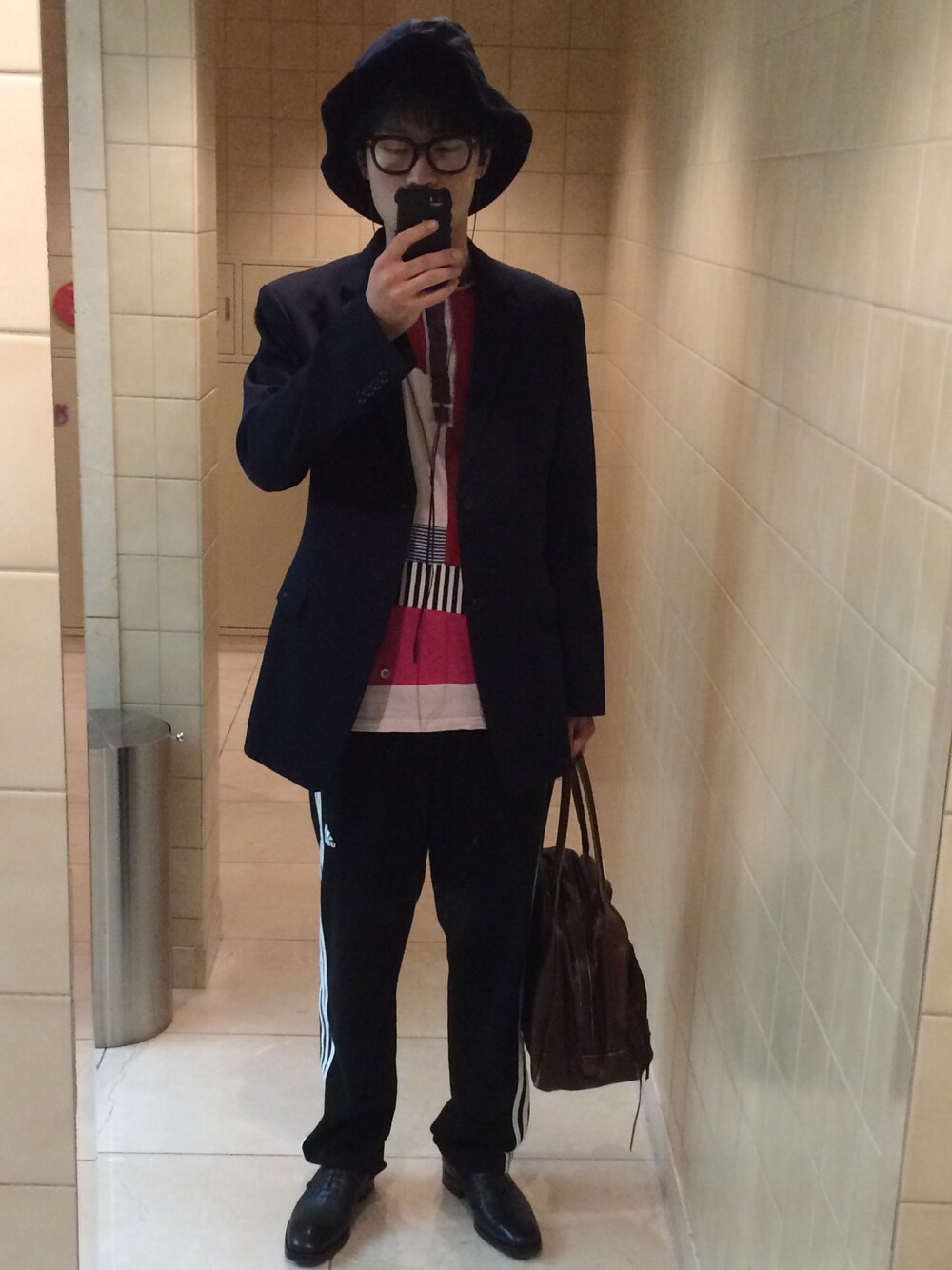 「ENGINEERED GARMENTS、トムフォード、ジャージ、adidas、sergio rossi、革靴、バケットハット、変態、パッチワーク」｜「TOM FORDのTom Ford Campbell Plastic Sunglasses, Black（サングラス、ブラック系）」を使った、redramenman(元)さん（メンズ・178cm）の秋コーディネートの1枚目の写真