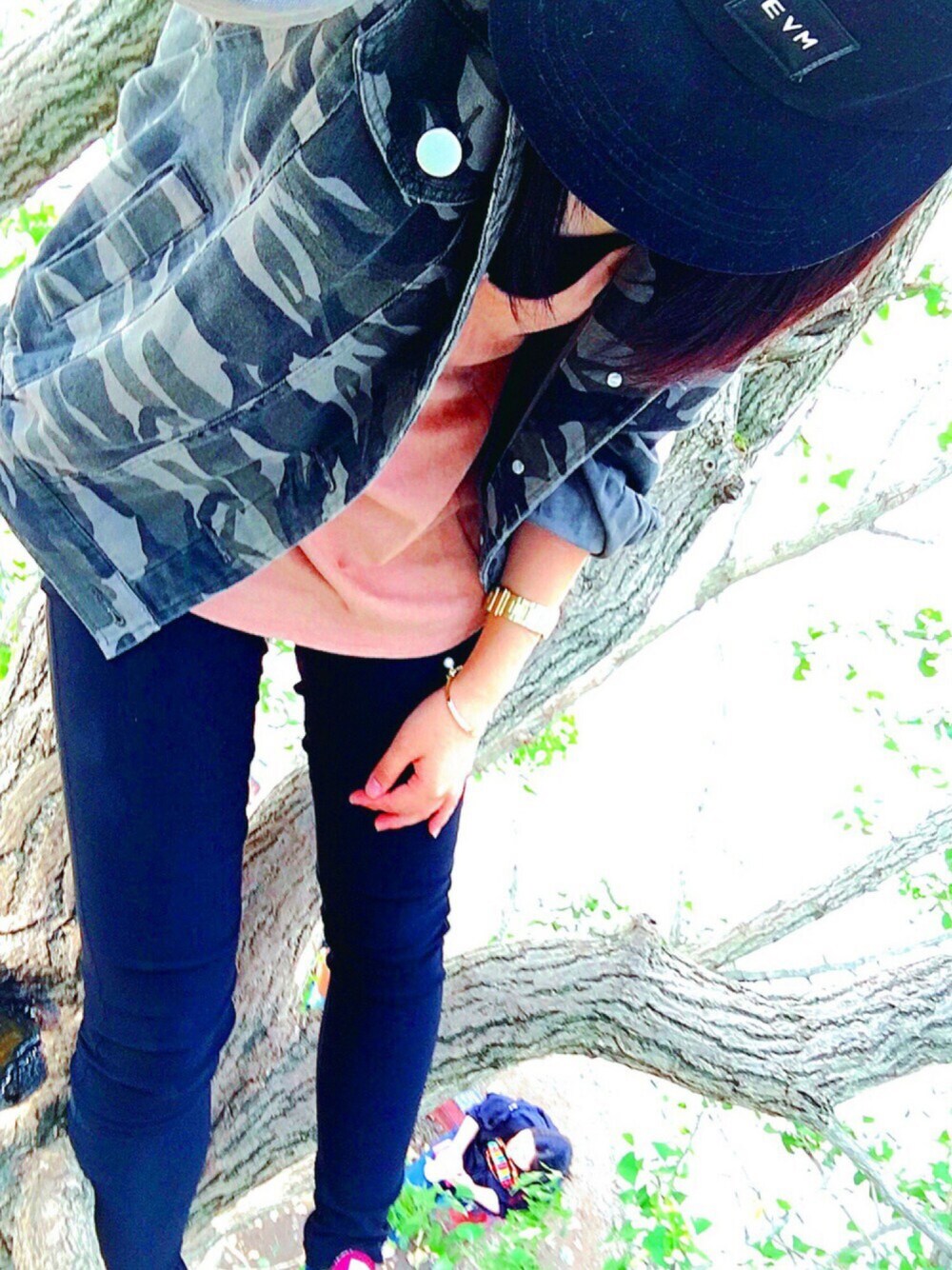 ベージュ系のキャミソール、レッド系のスニーカー、ブラック系のその他パンツを着用したレディースの秋コーディネートの1枚目の写真