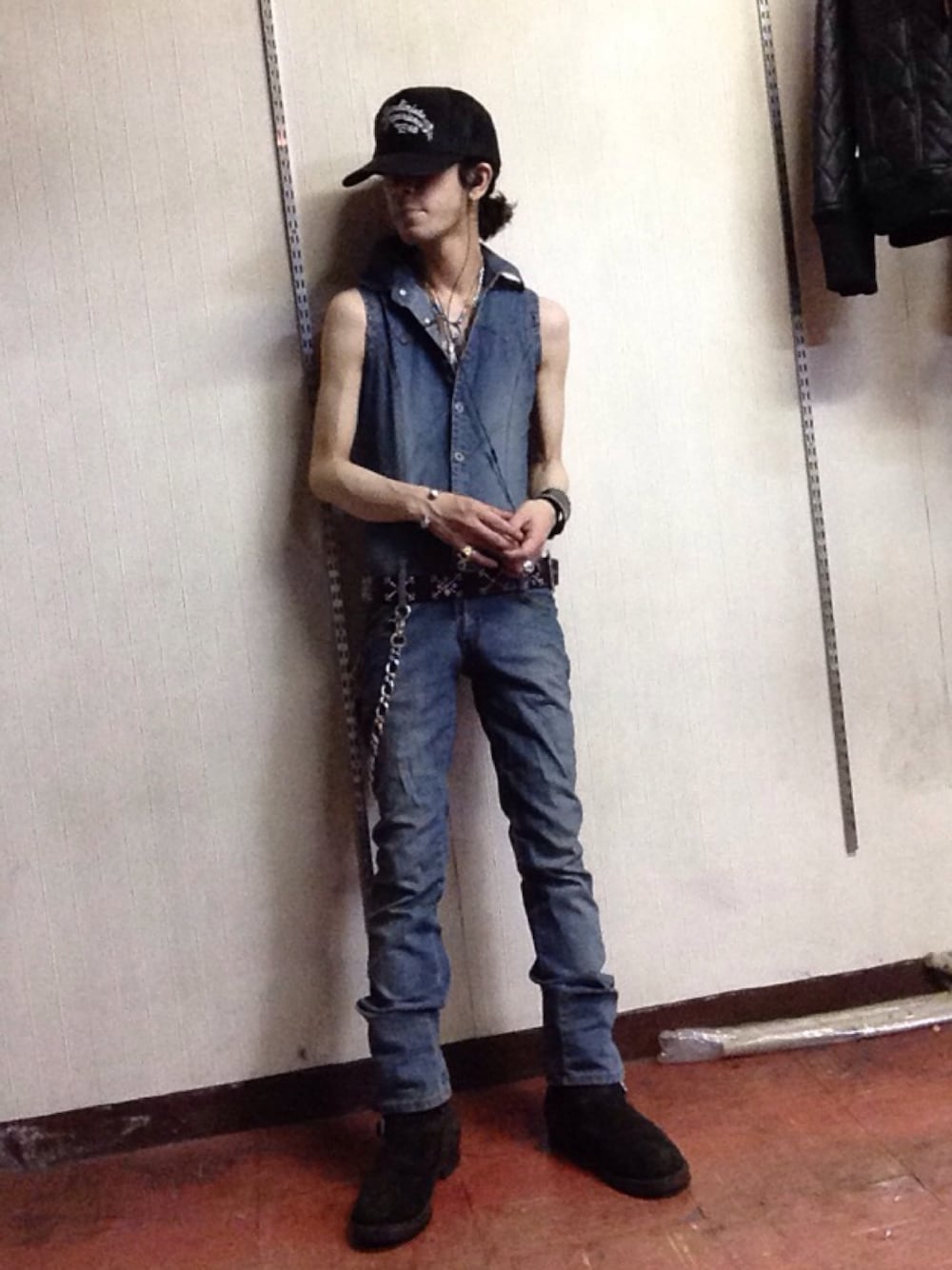 ブルー系のつなぎ/オールインワン、ブラック系のブーツ、ブラック系のニットキャップ/ビーニーを着用したメンズの夏コーディネートの1枚目の写真