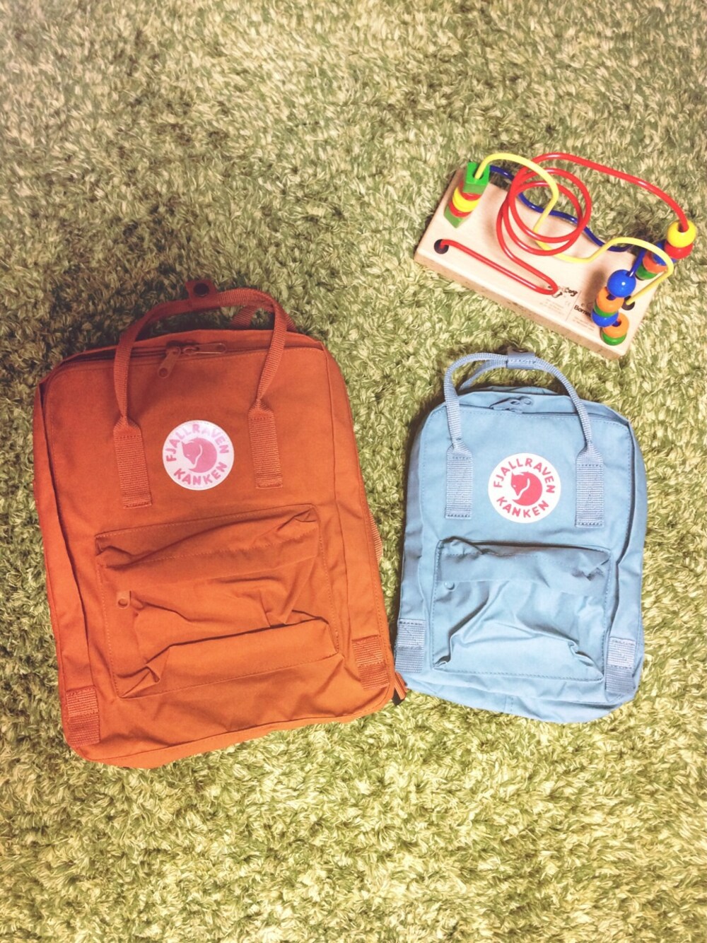 ブラウン系のバックパック/リュック、ブルー系のバックパック/リュックを着用したキッズの夏コーディネートの1枚目の写真