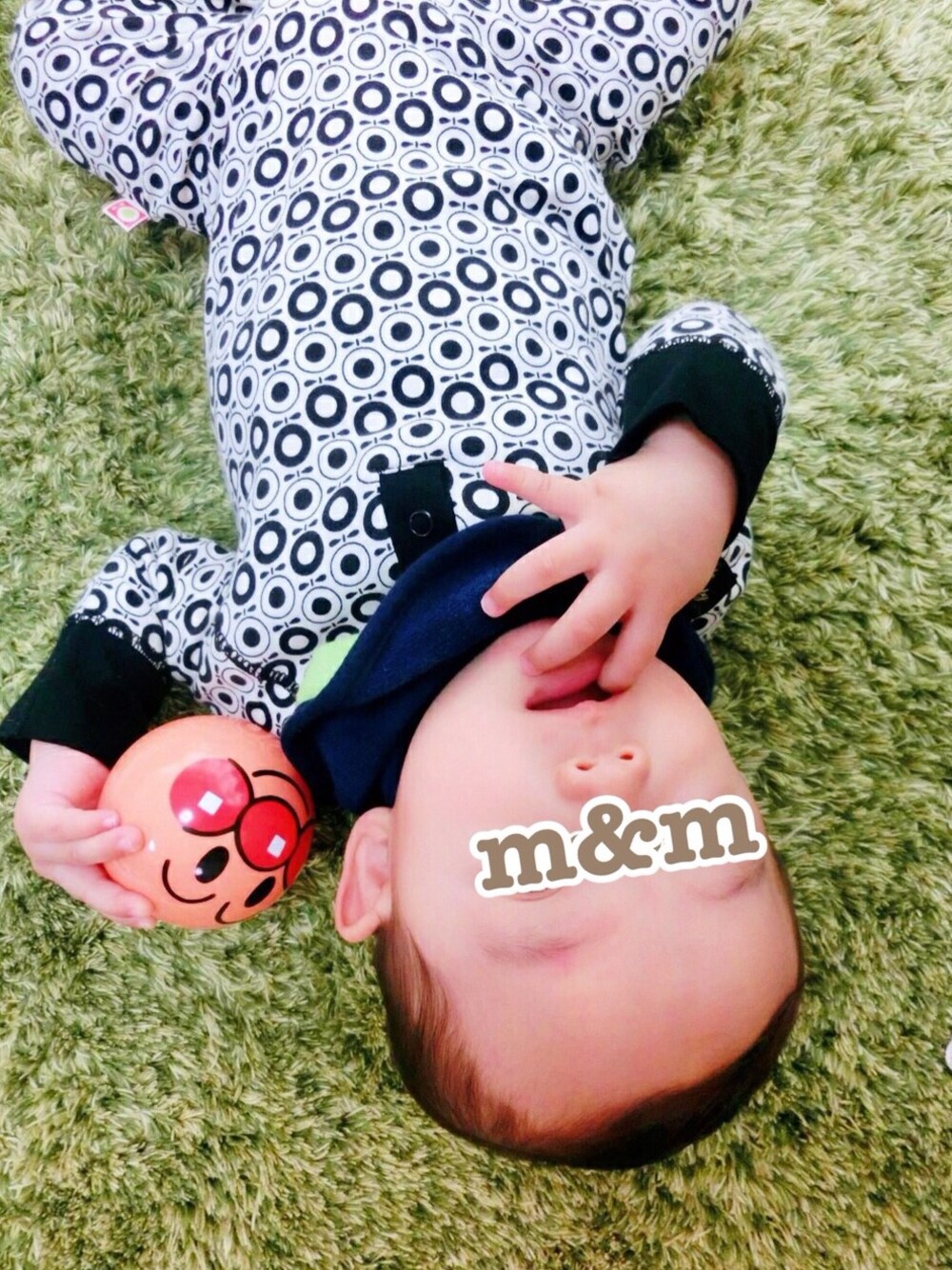 「 モノトーン、赤ちゃん、アンパンマン、 ベビー、 北欧、 ロンパース、 7ヶ月」｜「katvigのMini apple body suit（ロンパース、ブラック系）」を使った、m&mさん（キッズ・70cm）の秋コーディネートの1枚目の写真