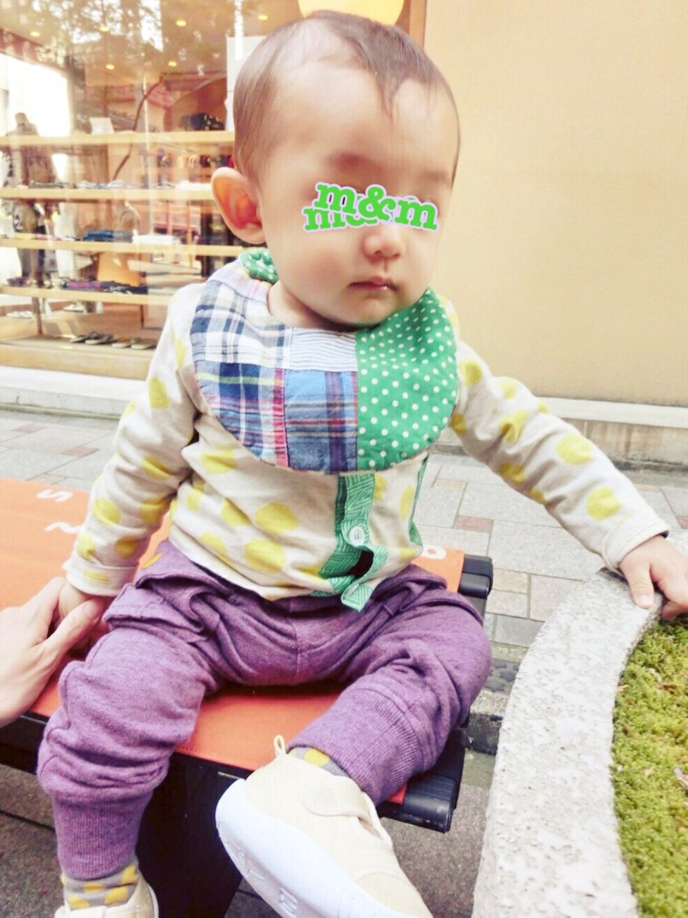 イエロー系のカーディガン/ボレロ、パープル系のカーゴパンツ、ベージュ系のその他シューズを着用したキッズの秋コーディネートの1枚目の写真