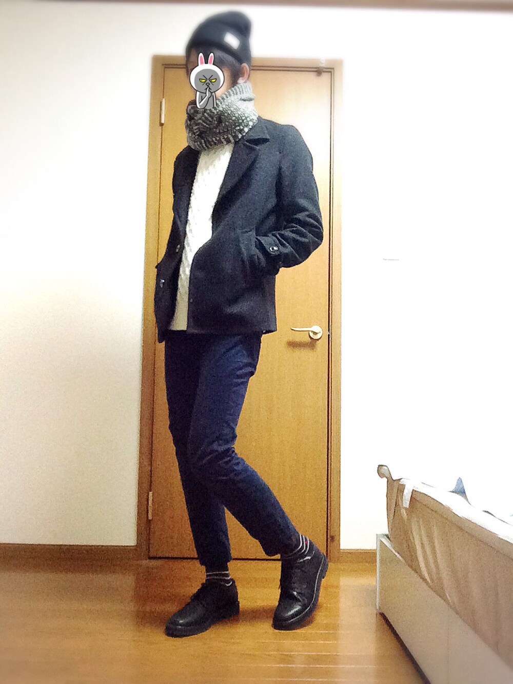 ブルー系のその他パンツ、ブラック系のドレスシューズ、グレー系のピーコートを着用したメンズの冬コーディネートの1枚目の写真