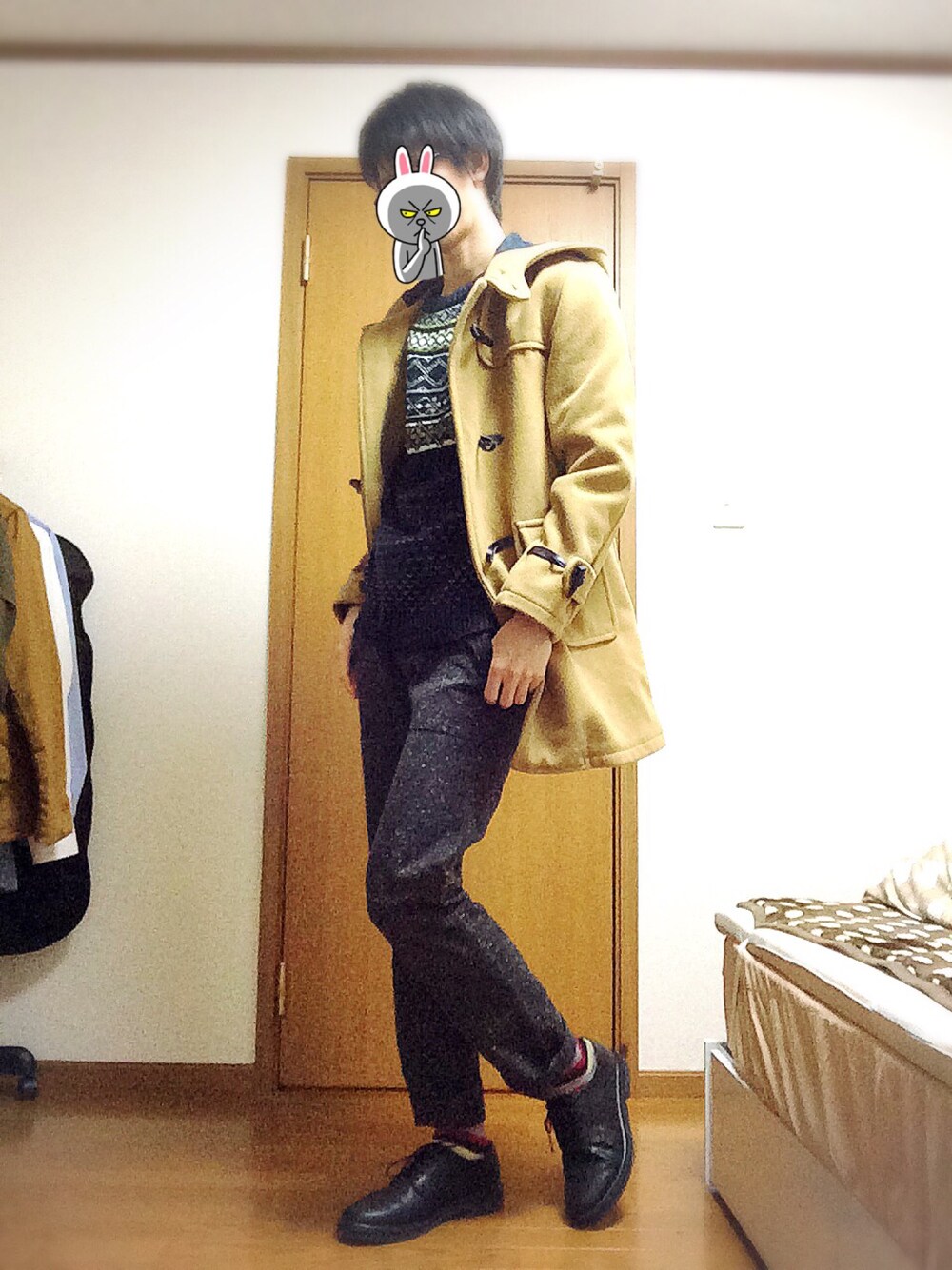 ベージュ系のダッフルコート、ブルー系のニット/セーター、ブラック系のその他パンツを着用したメンズの冬コーディネートの1枚目の写真