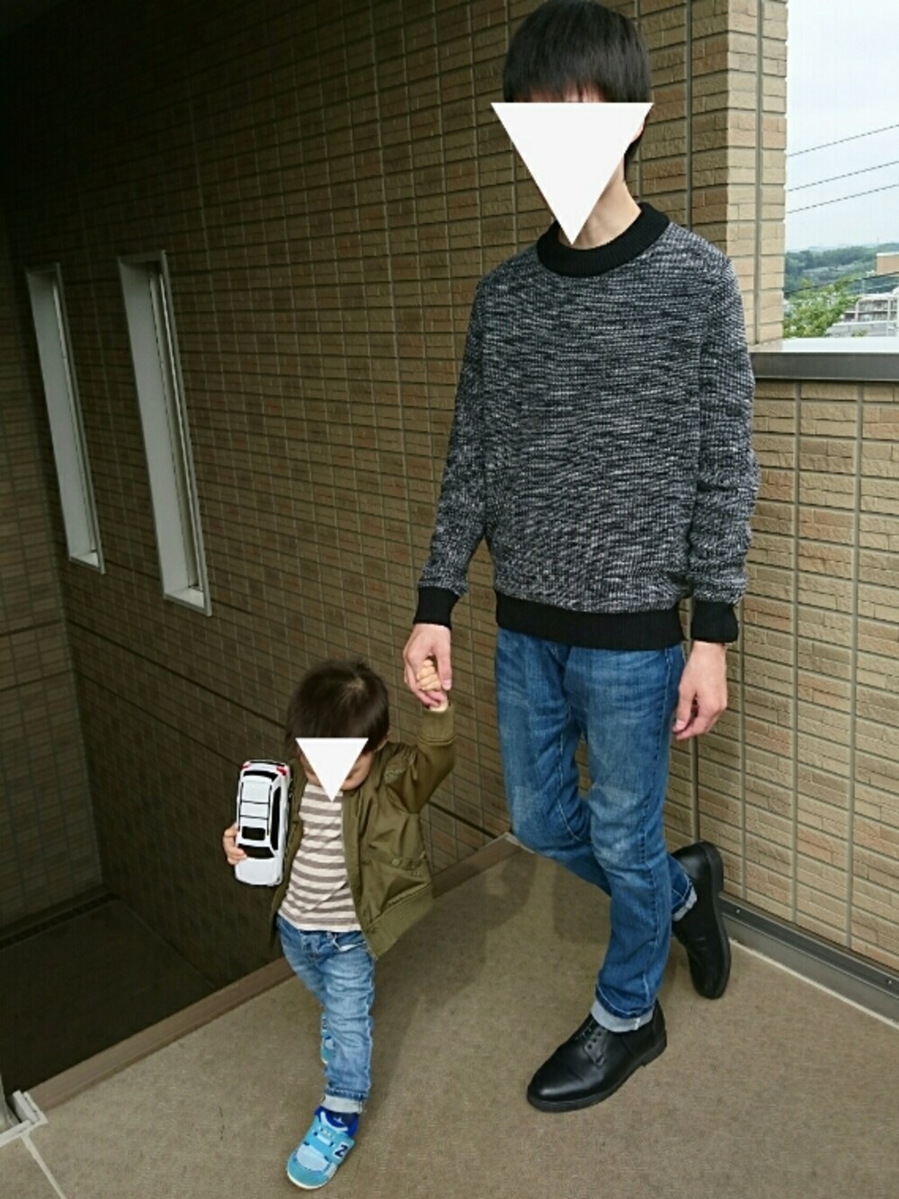 ブルー系のデニムパンツ、ブラック系のその他シューズ、ブルー系のその他を着用したメンズの秋コーディネートの1枚目の写真