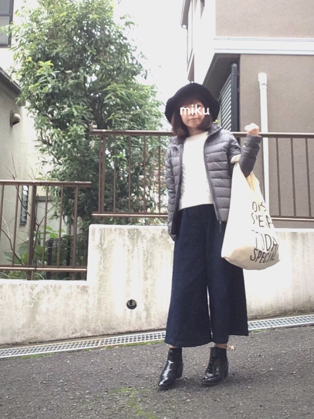 ホワイト系のエコバッグ/サブバッグ、ホワイト系のニット/セーター、グレー系のダウンジャケット/コートを着用したレディースの秋コーディネートの1枚目の写真