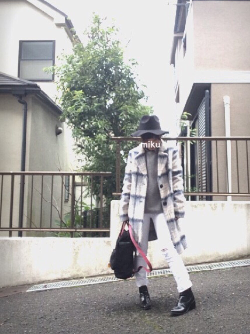 ホワイト系のその他パンツ、ブラック系のバックパック/リュック、その他のチェスターコートを着用したレディースの冬コーディネートの1枚目の写真