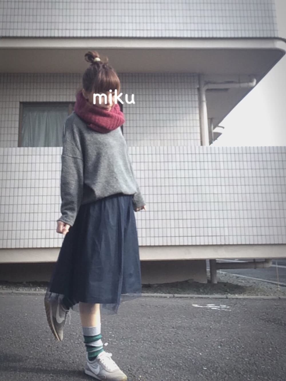 「靴下教、ソックス×スニーカー、チュールスカート、スヌード、おだんごヘアー、ネイビー×グレー、ワインレッド、ママコーデ、チビーズ✳︎、ootd」｜「carnelianのﾀｲﾌﾟﾗｲﾀｰﾘﾊﾞｰｼﾌﾞﾙｽｶｰﾄ（スカート、ブルー系）」を使った、**MiKU&ASU☺︎さん（レディース・148cm）の冬コーディネートの1枚目の写真