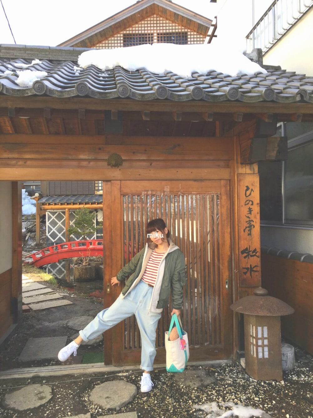 ベージュ系のパーカー、グリーン系のミリタリージャケット、レッド系のTシャツ/カットソーを着用したレディースの冬コーディネートの1枚目の写真