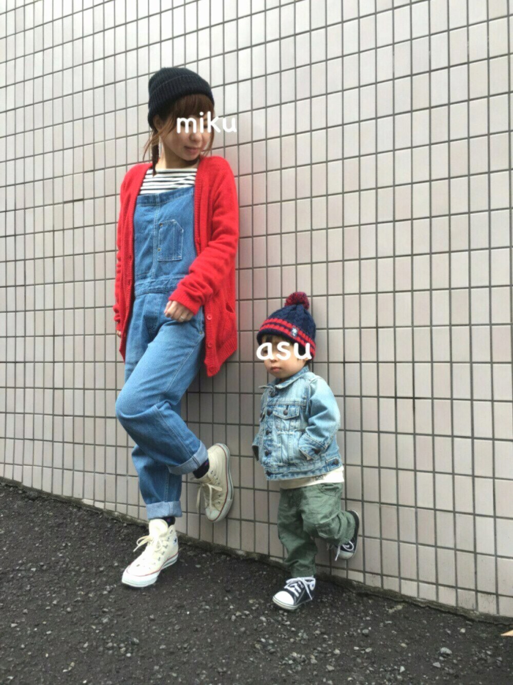 ブルー系のデニムジャケット、グリーン系のその他パンツ、レッド系のカーディガン/ボレロを着用したキッズの春コーディネートの1枚目の写真