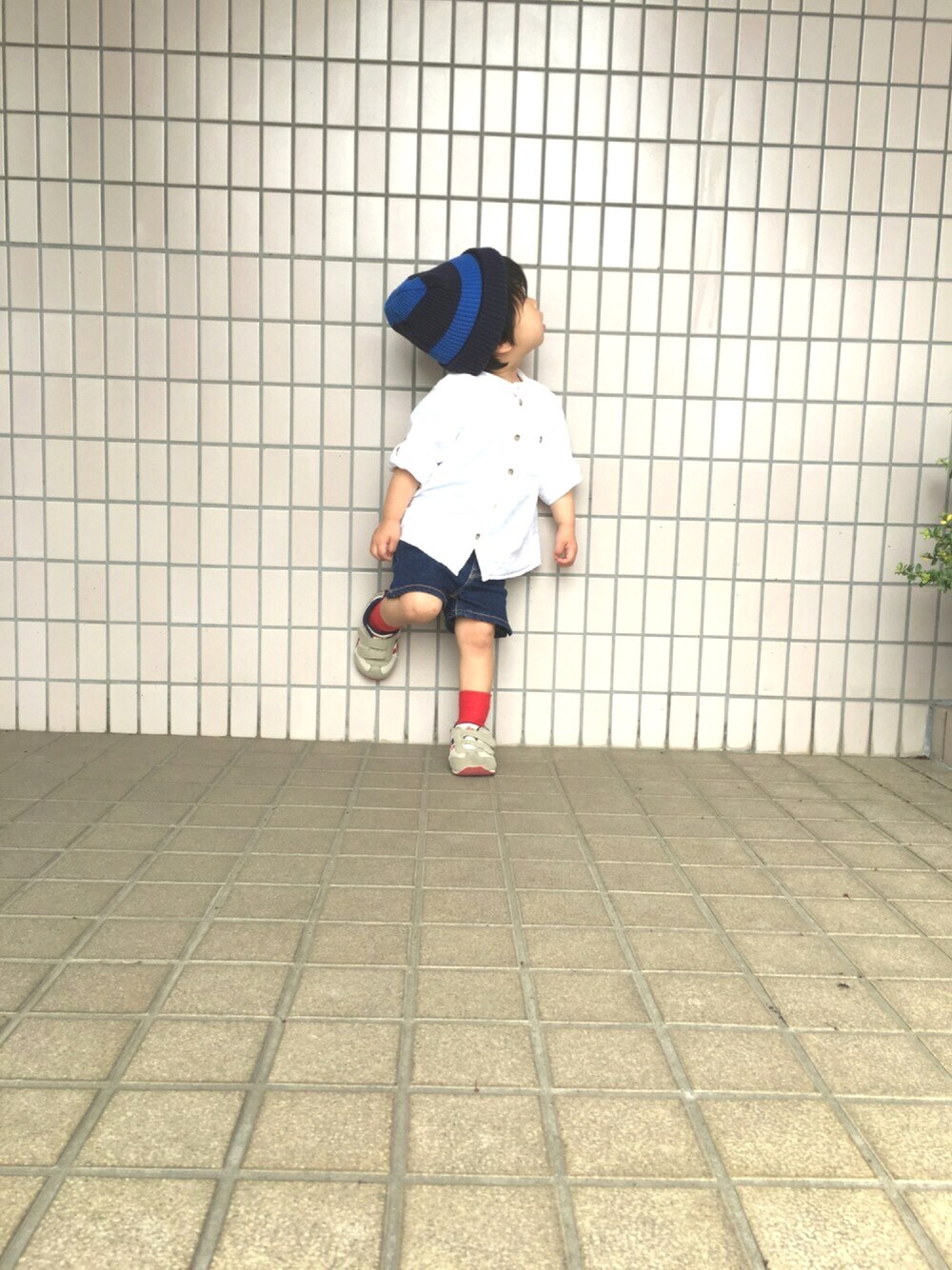 ベージュ系のスニーカー、ブルー系のその他パンツ、ホワイト系のシャツ/ブラウスを着用したキッズの春コーディネートの1枚目の写真