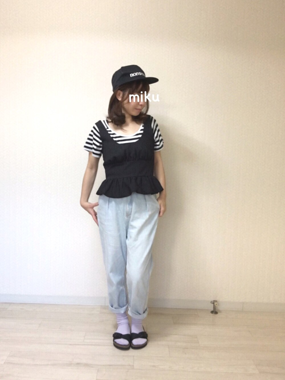 その他のTシャツ/カットソー、ブラック系のその他トップス、ブルー系のデニムパンツを着用したレディースの春コーディネートの1枚目の写真