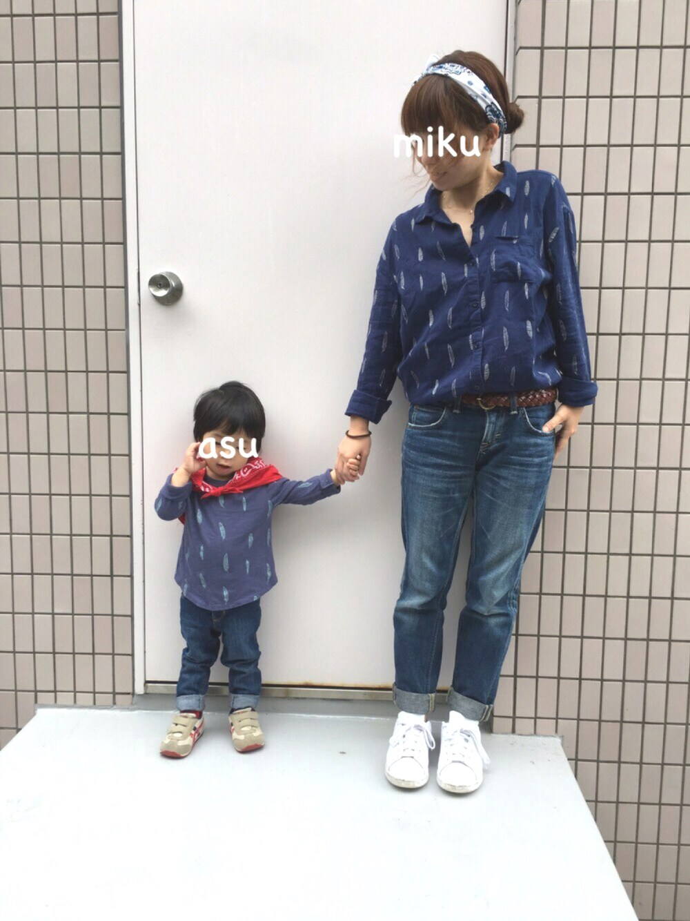 ブルー系のシャツ/ブラウス、ブルー系のデニムパンツ、ブルー系のTシャツ/カットソーを着用したキッズの春コーディネートの1枚目の写真