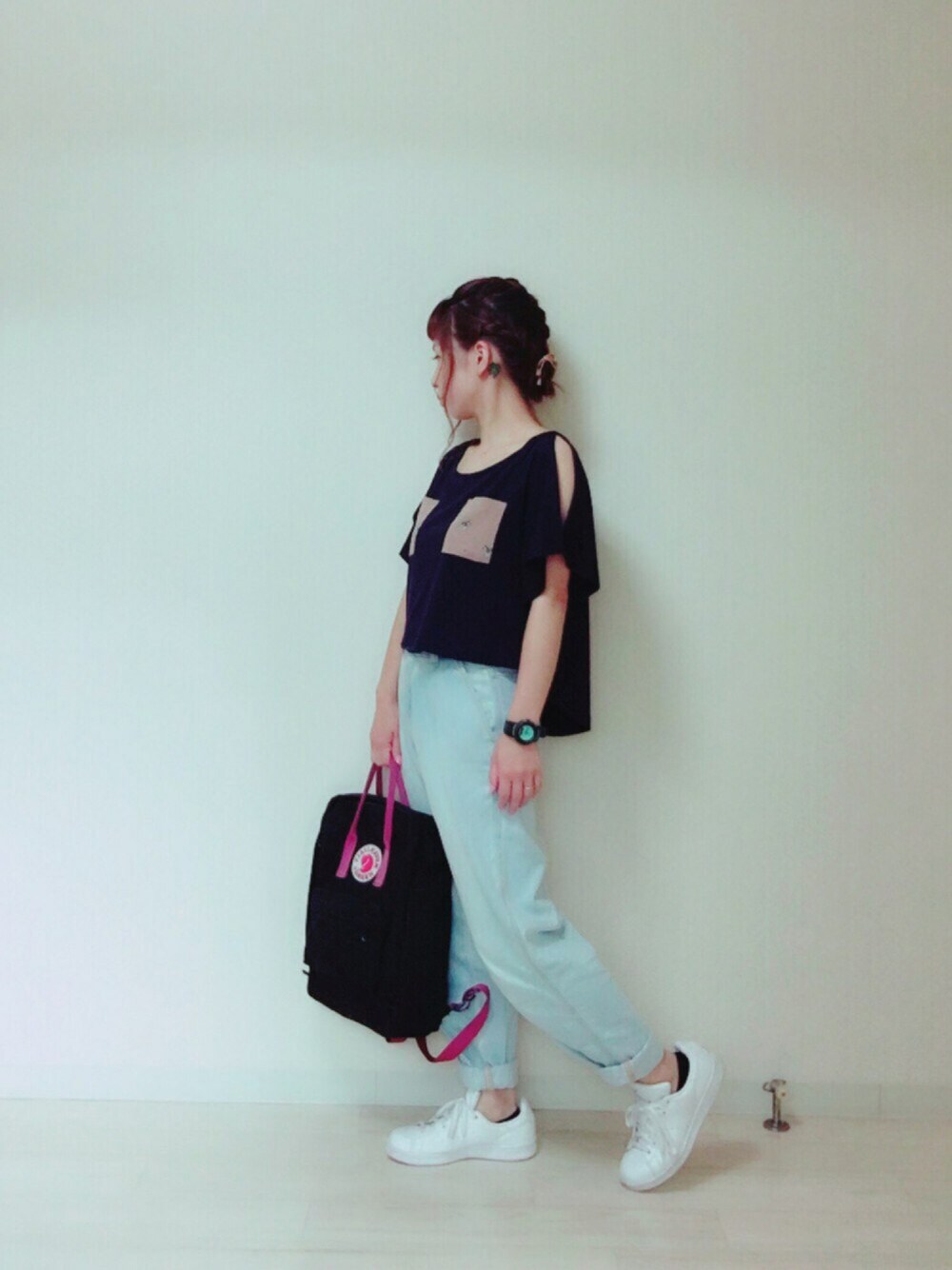 ブルー系のTシャツ/カットソー、ブルー系のデニムパンツ、ブラック系のバックパック/リュックを着用したレディースの夏コーディネートの1枚目の写真
