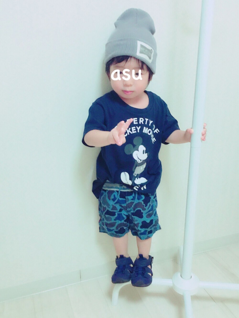 ブルー系のTシャツ/カットソー、ブルー系のその他パンツ、ブルー系のサンダルを着用したキッズの夏コーディネートの1枚目の写真