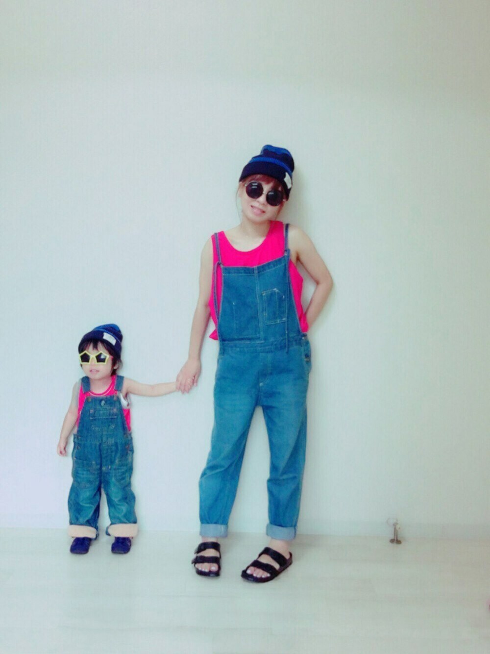 レッド系のタンクトップ、レッド系のタンクトップ、ブルー系のサロペット/オーバーオールを着用したキッズの夏コーディネートの1枚目の写真