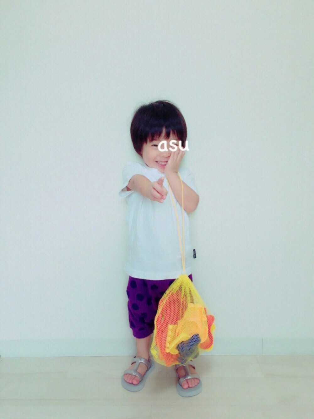 ホワイト系のTシャツ/カットソー、パープル系のその他パンツ、シルバー系のサンダルを着用したキッズの夏コーディネートの1枚目の写真