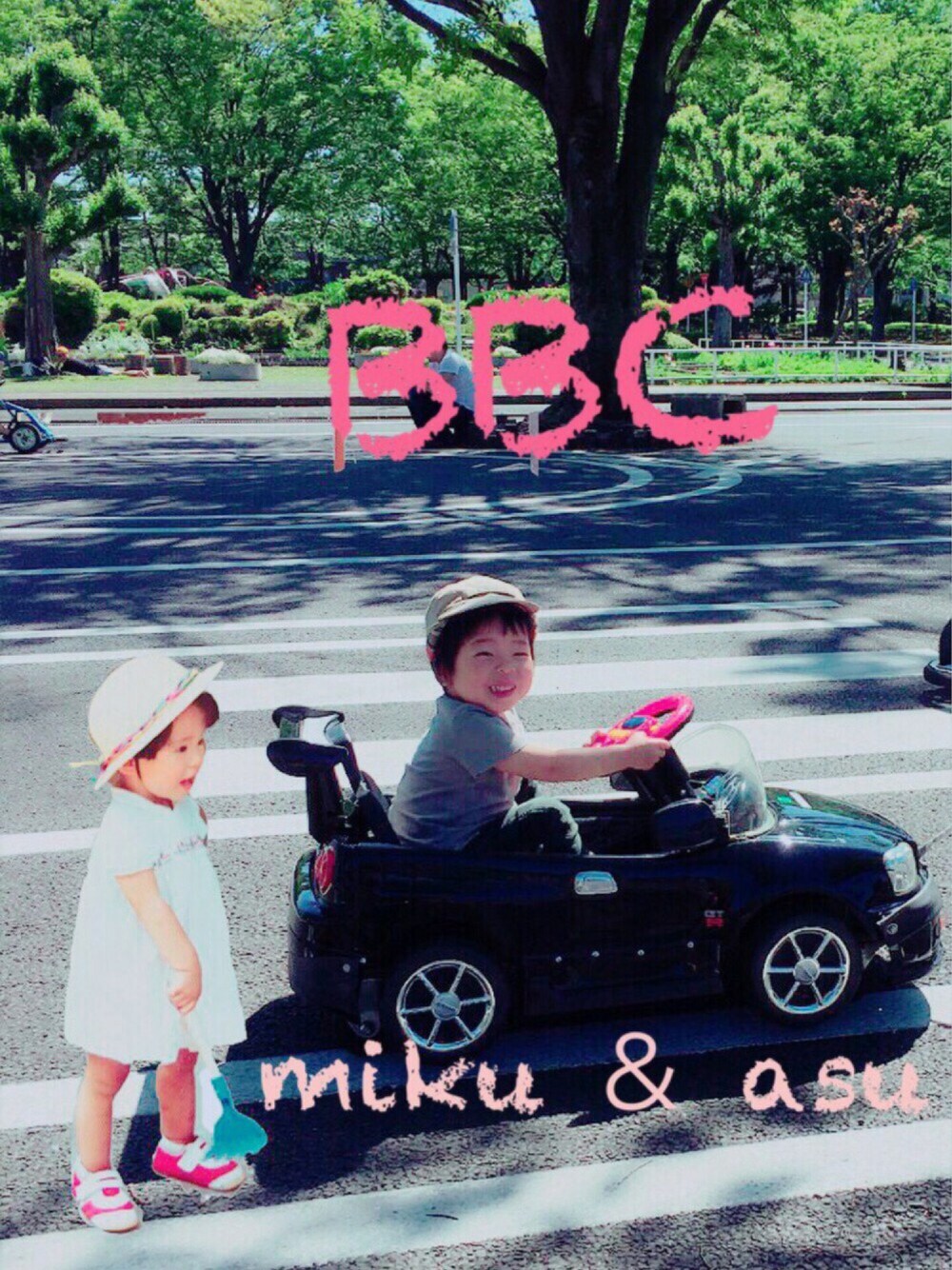 グレー系のTシャツ/カットソー、ベージュ系のキャップを着用したキッズの夏コーディネートの1枚目の写真